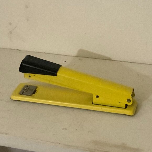 Mid Century Pale YELLOW SWINGLINE STAPLER Model 401, Vintage Stapler - Picture 3 of 9